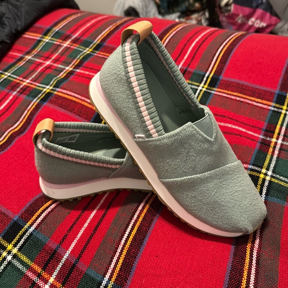 Tom’s green  shoes